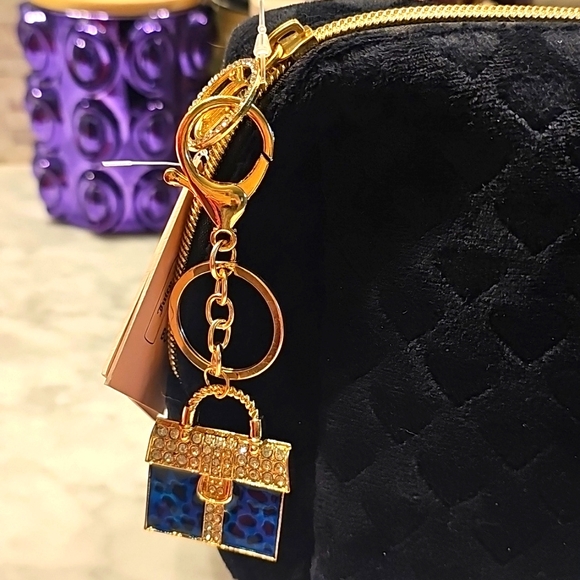 NWT JUICY COUTURE COSMETIC TRAVEL BAG IN BLACK VELOUR WITH HEARTS - Picture 3 of 14